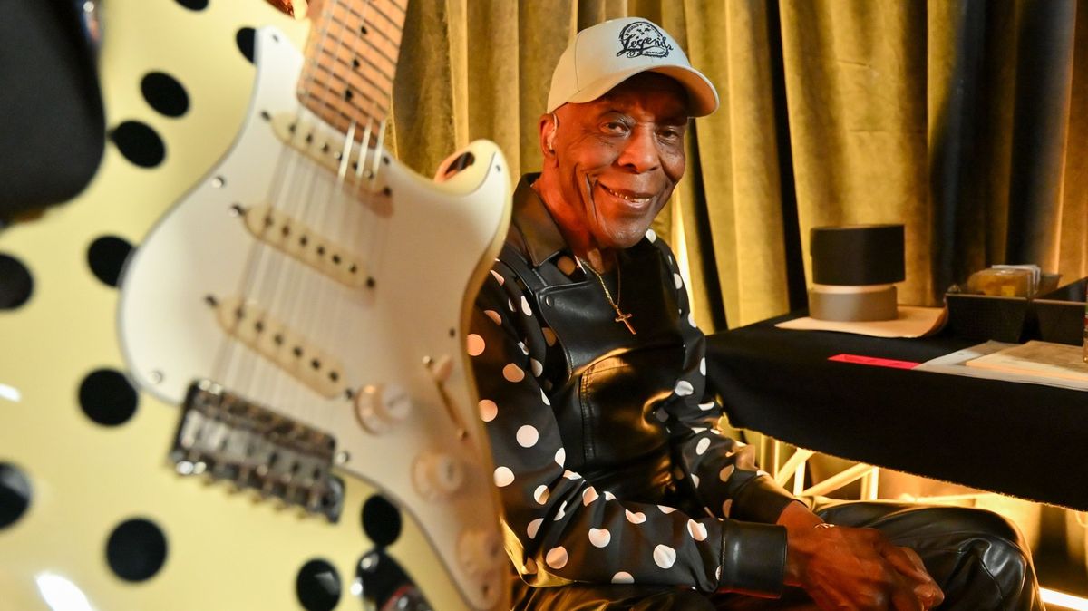 Pozdní sláva starého bluesmana. Díky oscarovému filmu ho poznávají v obchodě